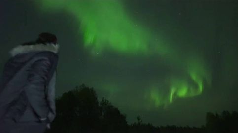 Una aurora boreal ilumina de color verde el cielo finlandés