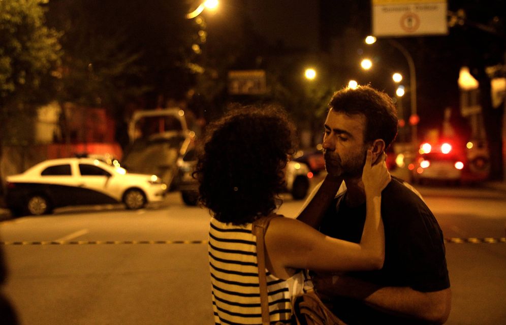 Foto: Dos personas reaccionan en la escena del asesinato de la concejala Marielle Franco en Río de Janeiro. (Reuters)