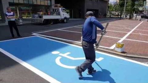 Impresionante la habilidad de este operario pintando un parking