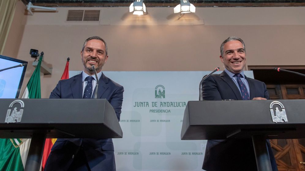 Foto: El consejero de Presidencia, ElÃ­as Bendodo (d), y el consejero de Hacienda, Industria y EnergÃ­a, Juan Bravo. (EFE)