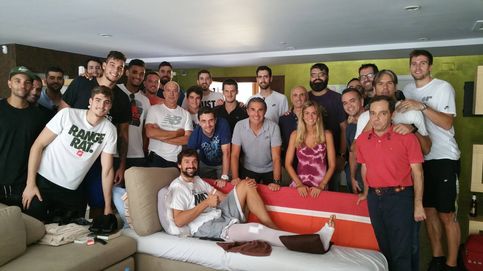 La selección española visita a Sergio Llull tras su lesión de rodilla