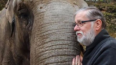 El emotivo reencuentro de un elefante y su cuidador después de 30 años