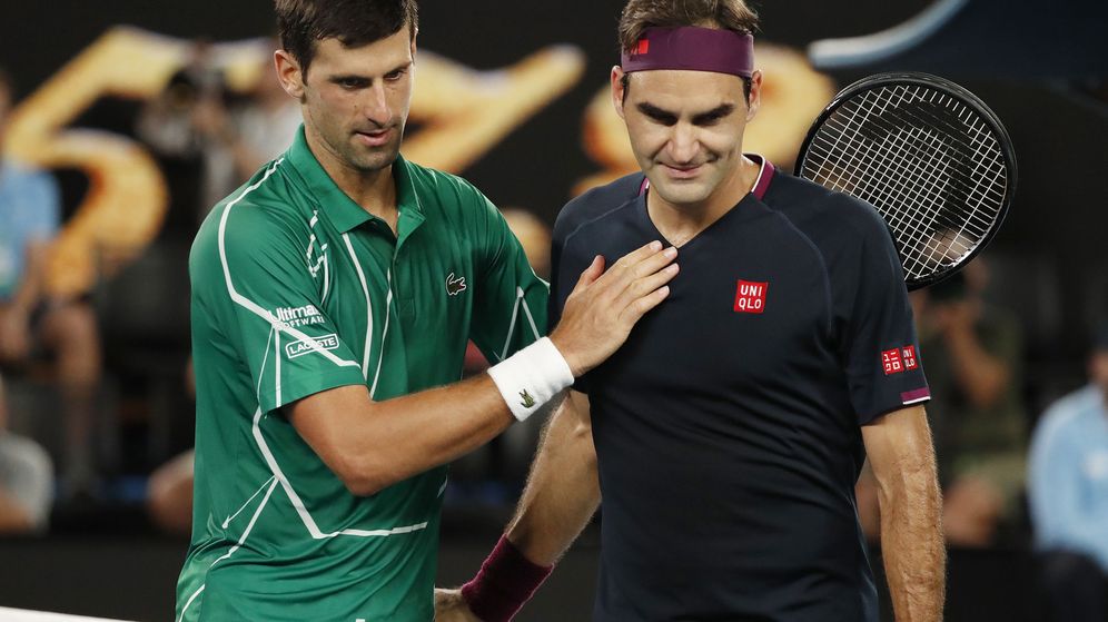 Foto: Djokovic y Federer se saludan tras las semifinales del Open de Australia este 2020. (Reuters)