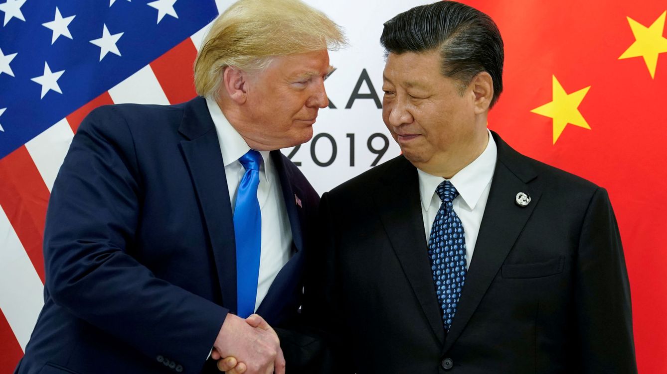 Foto: Donald Trump y Xi Jinping estrechan sus manos tras reunirse en la cumbre del G-20 del pasado mes de junio. (Reuters)