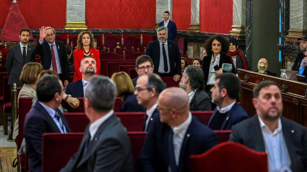 Foto: Torra saludando a los doce líderes independentistas en la primera sesión que se celebró del juicio. (EFE)