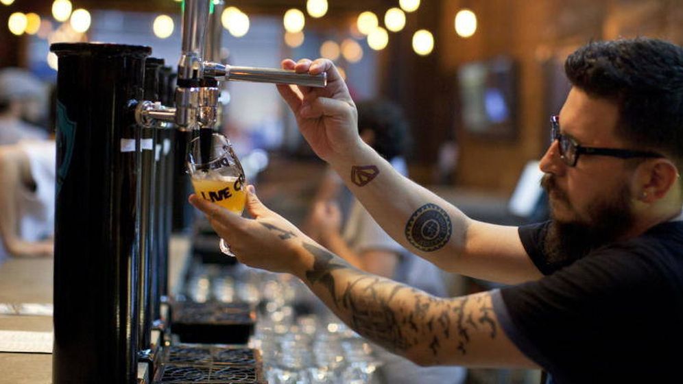 Foto: Un camarero, en una cervecerÃ­a. (EFE)