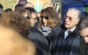 Naty Abascal, Bertín Osborne y Luis Alfonso de Borbón apoyan a Paloma Cuevas en el funeral y entierro de su hermano