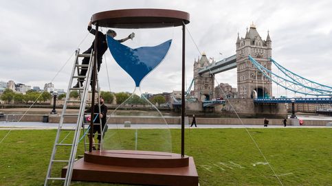 Instalación de un reloj de arena en Londres y desahucio en Poble Sec: el día en fotos 