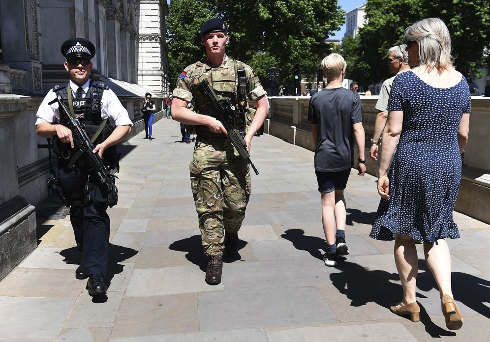 Foto: Soldados británicos patrullan Londres tras el atentado de Mánchester, el 26 de mayo de 2017. (EFE)