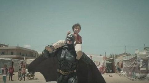 Batman y el pequeño refugiado sirio: el final del vídeo es una sorpresa amarga