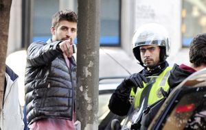 Gerard Piqué, perseguido por los fotógrafos en Barcelona