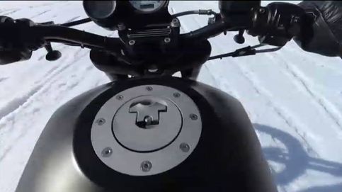 La arriesgada y espectacular competición de motos en las nevadas colinas de Italia