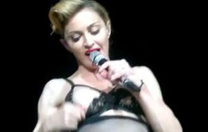 Madonna enseña un pecho en Estambul
