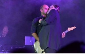 Bosé besa a su guitarrista en pleno concierto