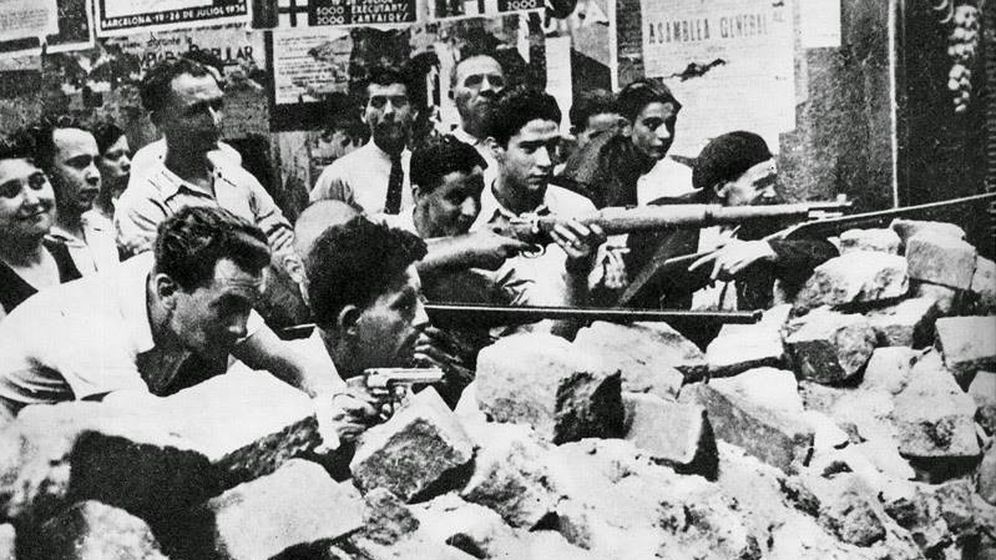 Foto: Voluntarios republicanos armados en una batalla callejera en Barcelona al principio de la Guerra Civil. (Espasa)