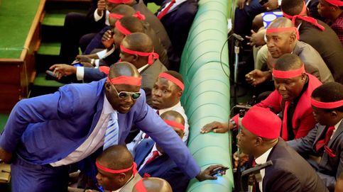 A golpes en el Parlamento de Uganda