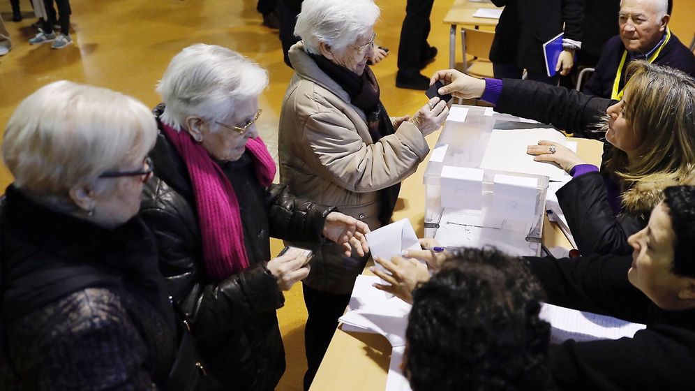 Foto: Mesa de votación en las elecciones catalanas. (EFE)