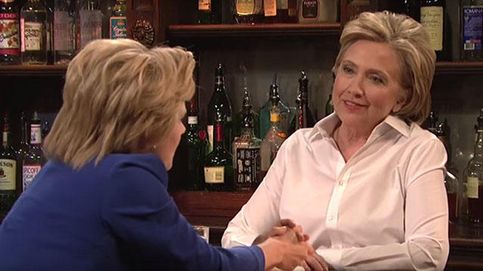 Hillary Clinton, una camarera que atiende a su doble en 'Saturday Night Live'