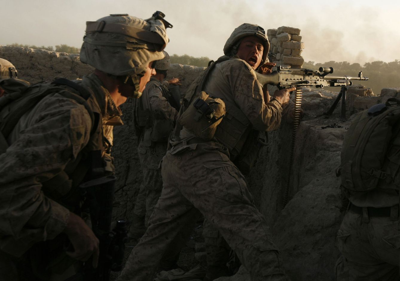 Foto: Marines estadounidenses durante una emboscada de los taliban en la provincia de Helmand, Afganistan (Reuters).