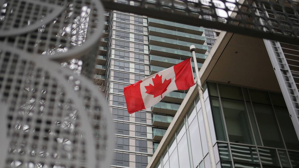 Foto: Una bandera canadiense a la entrada del North Toronto Collegiate Institute. (Reuters/Chris Helgren)