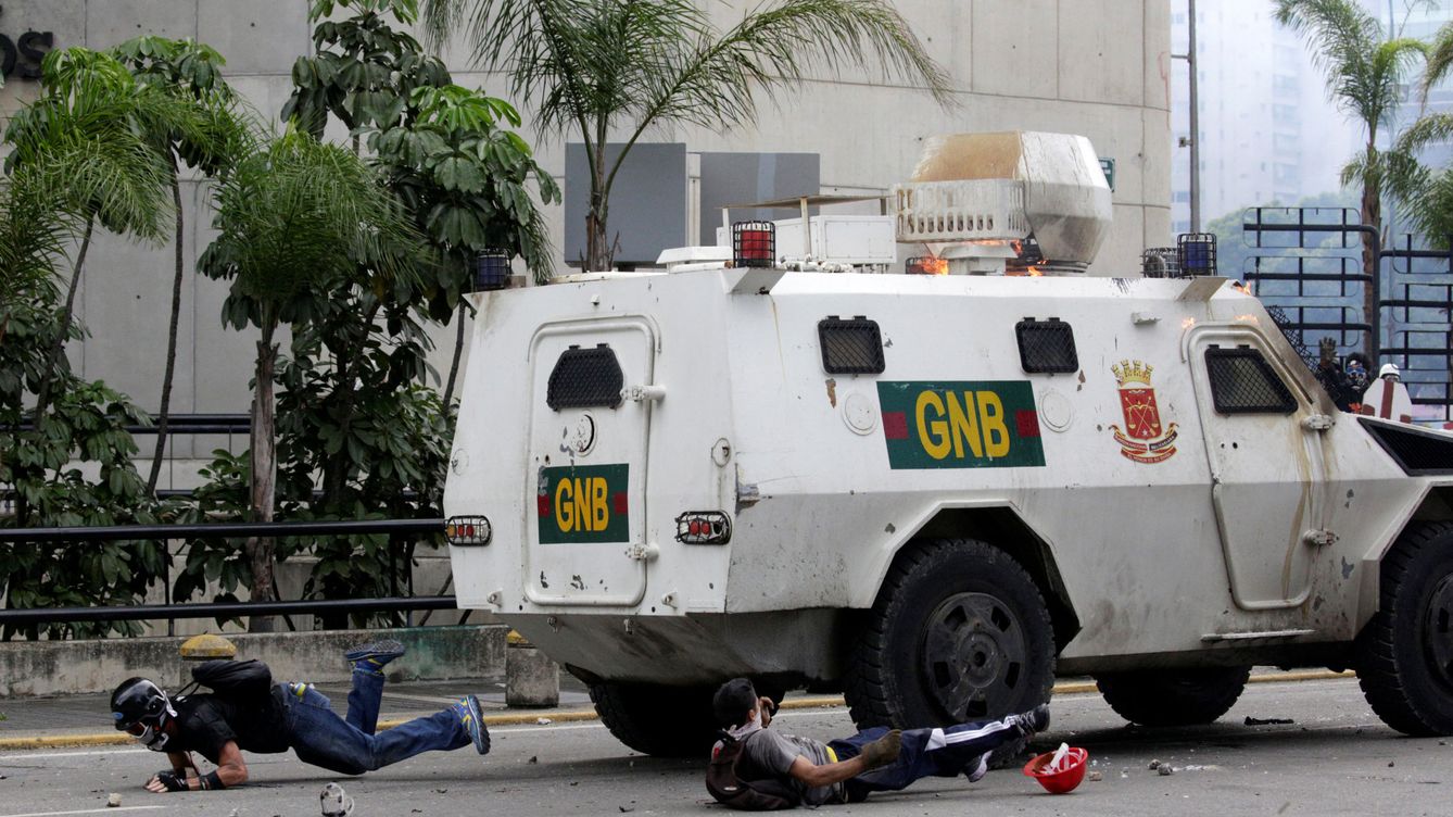 Foto: Un vehículo policial trata de atropellar a unos manifestantes durante una protesta en Caracas, el 3 de mayo de 2017. (Reuters)