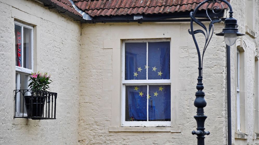 Foto: Una bandera europea en la ventana de una casa en Frome, el Reino Unido. (Reuters)