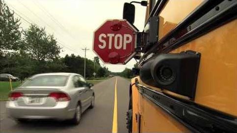 En Canadá, los vehículos paran cuando llega el bus escolar