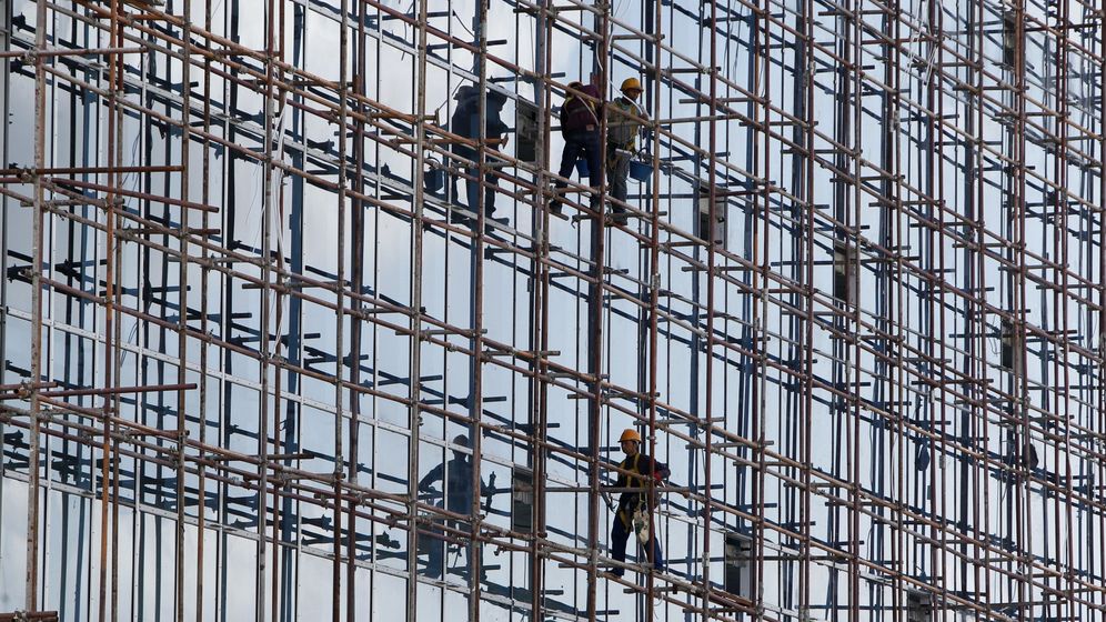 Foto: Obreros de la construcción trabajando. (EFE)