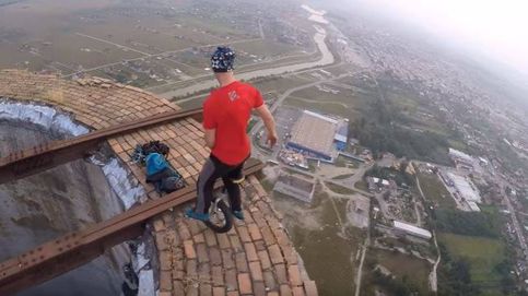 Acrobacias de infarto sobre un monociclo sobre una chimenea a 250 metros de altura