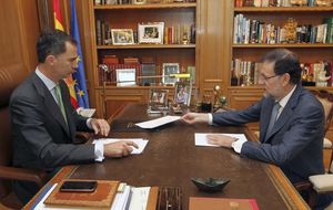 Felipe VI recibe a Rajoy en su primer despacho