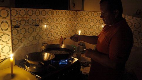 Velas para cocinar, saqueos en tiendas e incendios durante los cortes de luz en Venezuela