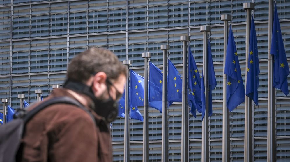 Foto: Un hombre pasea con una mascarilla frente a la sede de la Comisión Europea. (EFE)