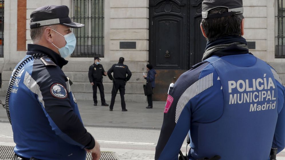 Foto: Agentes de la Policía Municipal vigilan este viernes la madrileña Puerta del Sol. (EFE)