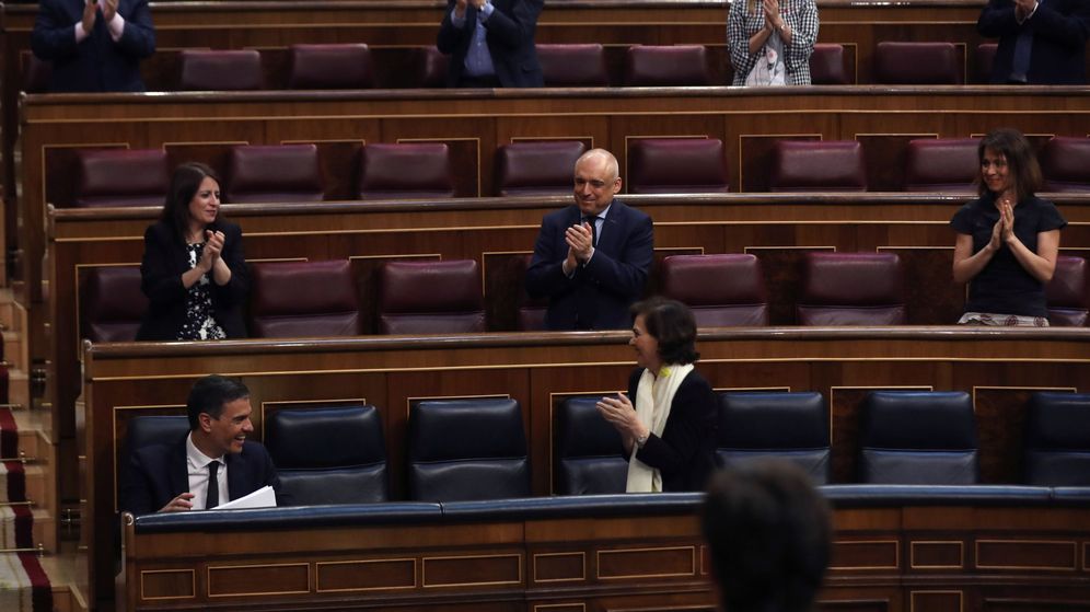 Foto: La bancada socialista aplaude al presidente del Gobierno, Pedro Sánchez, en el pleno de este miércoles. (EFE)