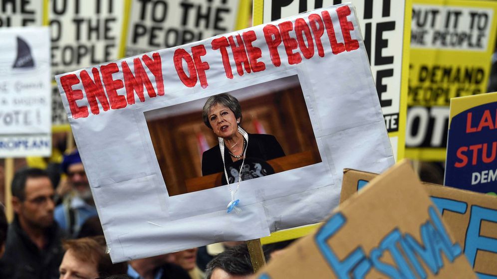 Foto: Pancarta denominando a Theresa May enemiga del pueblo durante la marcha anti-Brexit de este sÃ¡bado. (EFE)