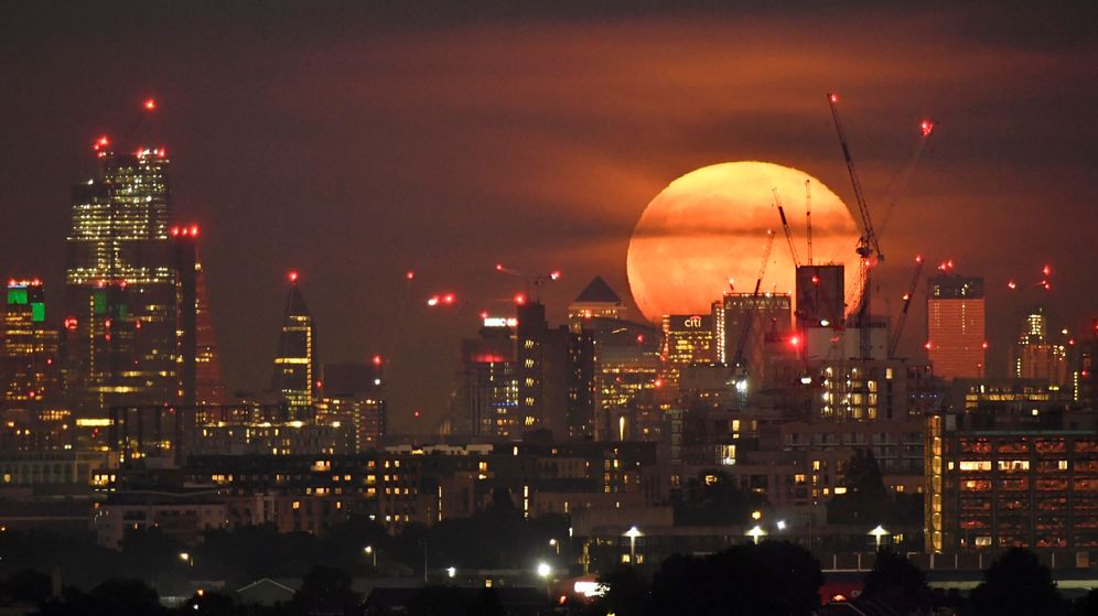 Foto: La luna llena, tras los rascacielos de la City de Londres. (Reuters)