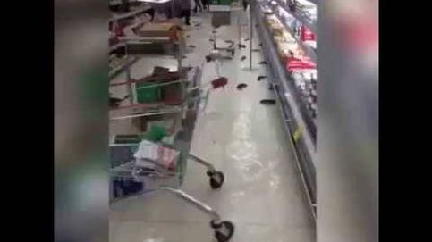 Pasillos inundados y peces por el suelo: así quedó un supermercado tras estallar una pecera