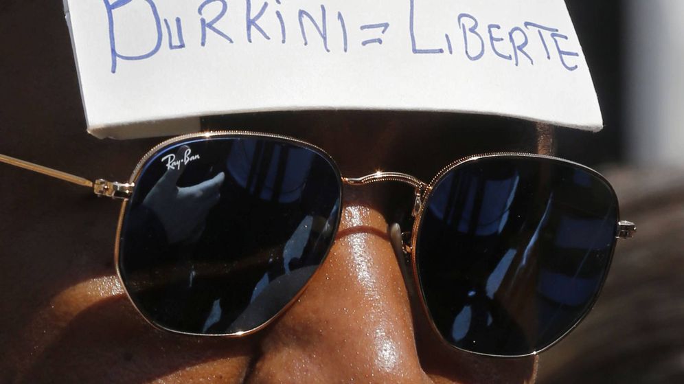 Foto: Un hombre se manifiesta contra la prohibición en Francia del 'burkini'. (Reuters)