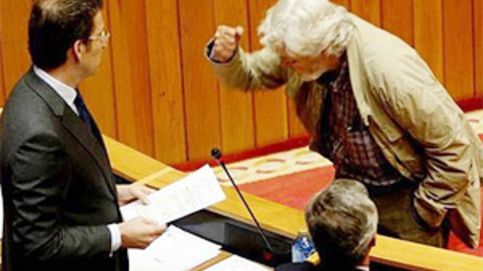 Beiras golpea el escaño de Feijóo en una bronca en el Parlamento gallego