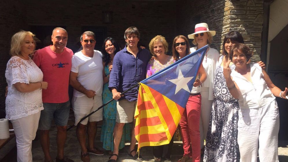 La presidenta de TOUS posando con la Estelada en la festa de Rahola, Puigdemont y cia