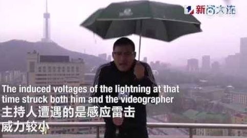 El hombre del tiempo chino que fue alcanzado por un rayo