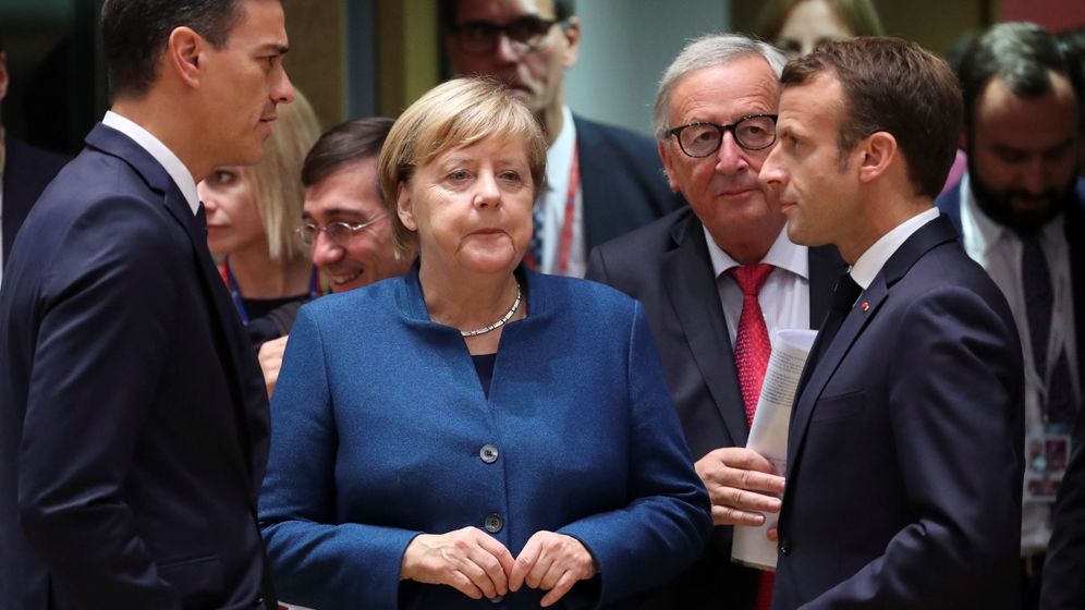Foto: De izq. a dcha., el presidente del Gobierno español, Pedro Sánchez, la canciller alemana, Angela Merkel, y el presidente francés, Emmanuel Macron (Efe)