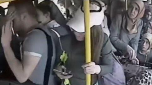 Un hombre molesta a una mujer en un autobús y recibe una 'paliza' del resto