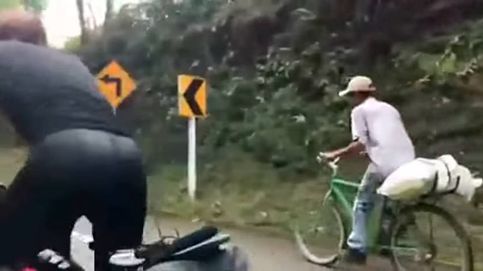 El campesino que humilla a dos atletas con la bici en Colombia