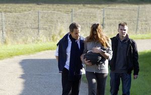 Las primeras imágenes en familia de Sarkozy y Bruni con su hija Giulia