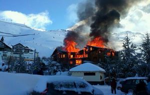 El hotel 'Lodge' en llamas