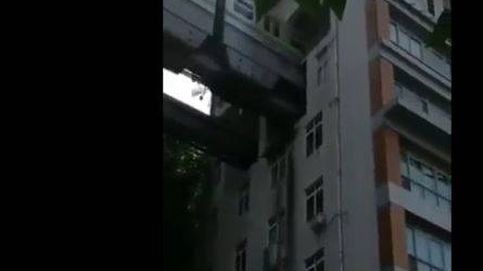 Un metro atraviesa cada dos minutos este edificio de vecinos en China