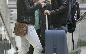 Elena y Leo se reencuentran en el aeropuerto