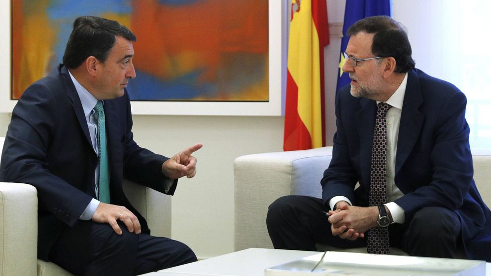 Foto: Mariano Rajoy (d), durante una reuniÃ³n con el portavoz del PNV en el Congreso, Aitor Esteban. (EFE)
