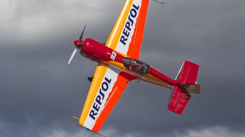 Cástor Fantoba y su avión de vuelos acrobáticos